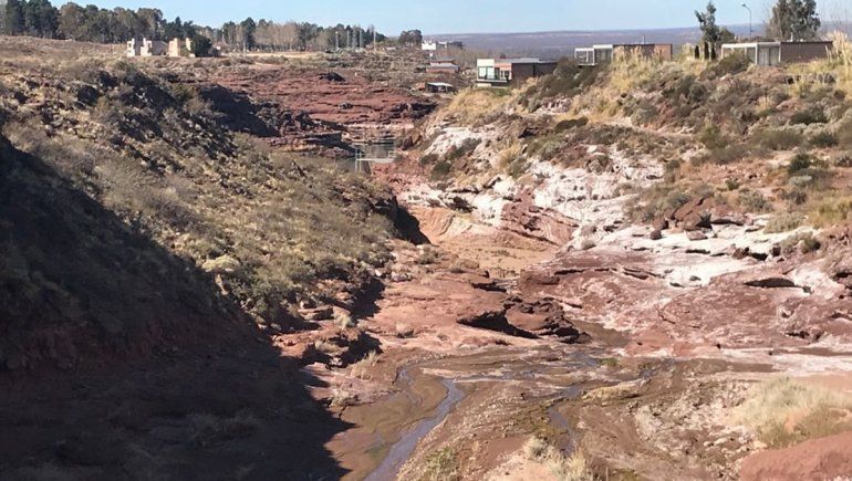 El Chocón: denuncian pérdida de agua, de cloacas y contaminación
