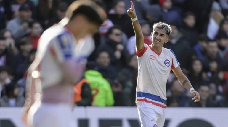 Lescano festeja tras la obra de arte que significó la victoria del Bicho en la tarde del sábado. Lescano festeja tras la obra de arte que significó la victoria del Bicho en la tarde del sábado.