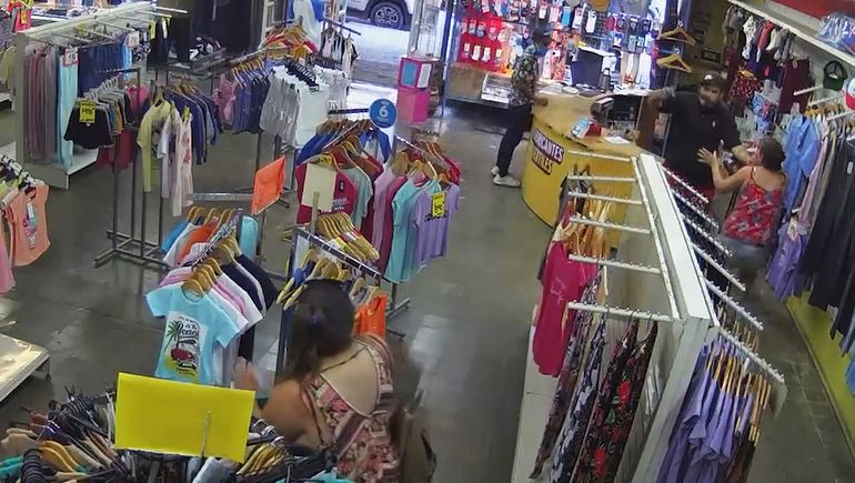 Video: sacados y con un arma, amenazaron a dos mujeres y se llevaron la recaudación