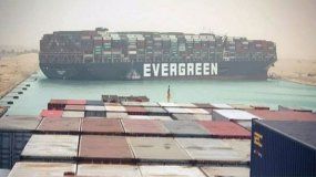 El bloqueo en el Canal de Suez podría desatar una escasez de papel higiénico y café