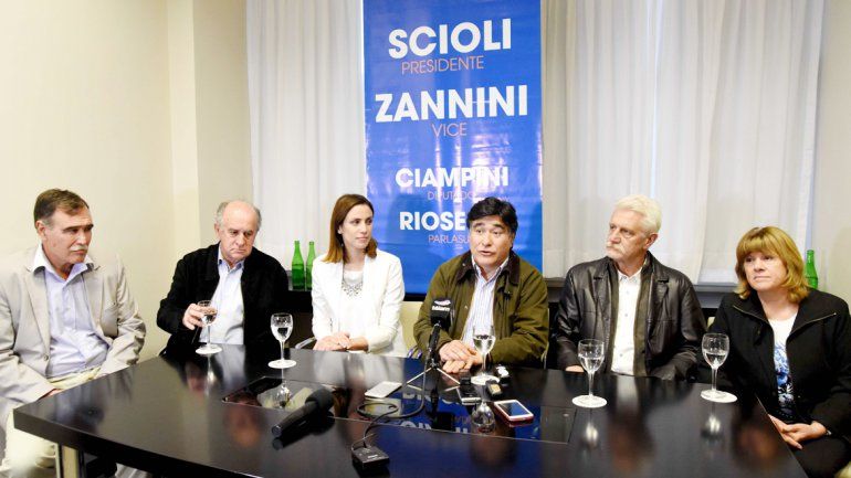 El candidato estuvo acompañado por Javier y Tanya Bertoldi