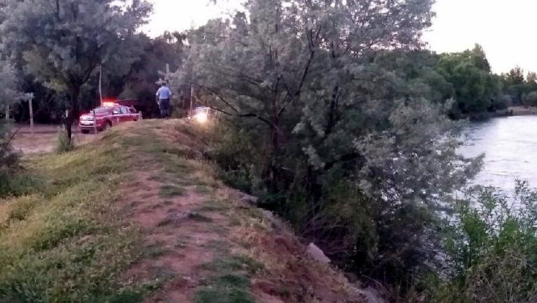 Buscan a un joven que nadaba en el río y no salió
