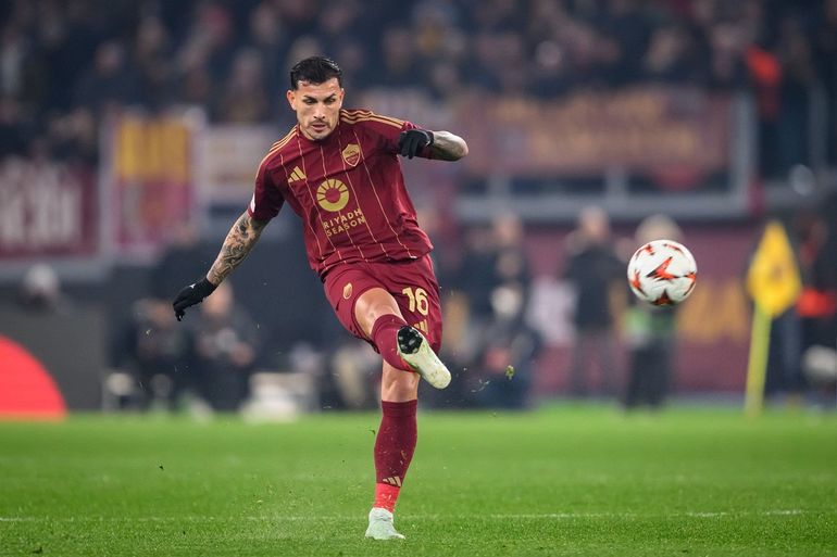 Paredes salió enojado en el partido de la Roma, a un día de cerrarse el mercado de pases