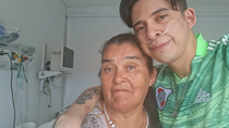 Rodrigo junto a su mamá. Rodrigo junto a su mamá.