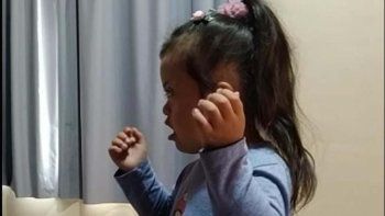 video: asi baila sofi, la nena discriminada por sucursal de julio bocca video: asi baila sofi, la nena discriminada por sucursal de julio bocca