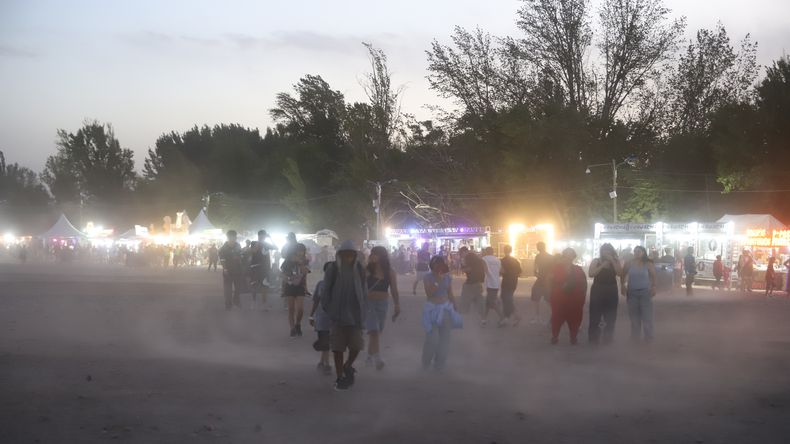 La Fiesta de la Confluencia se suspendió tras un repentino aumento en la velocidad del viento. | LM Neuquen La Fiesta de la Confluencia se suspendió tras un repentino aumento en la velocidad del viento.