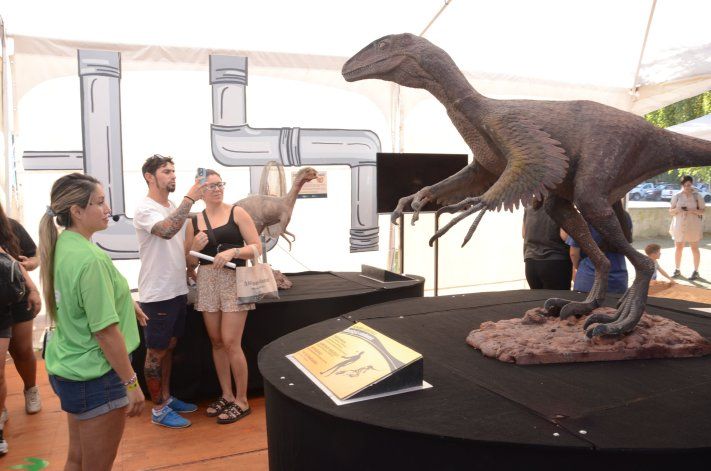 Los dinosaurios dicen presente en la Fiesta de la Confluencia 2025 / Foto