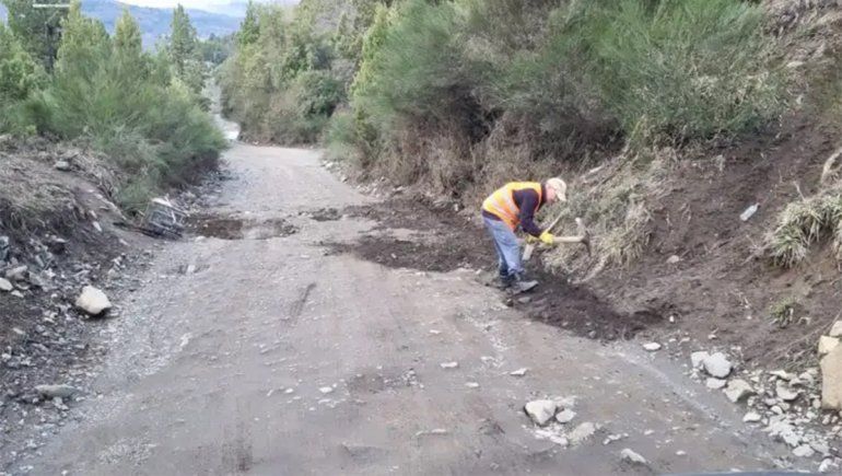 El hombre que se cansó de los pozos y sale a arreglarlos con su pala