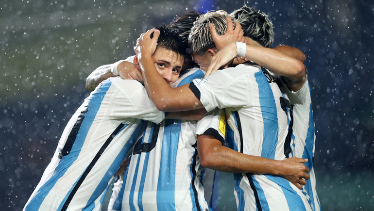Argentina le ganó fácil a Venezuela bajo una lluvia torrencial en Indonesia. 