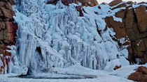 las maravillosas cascadas congeladas de neuquen: esculturas naturales de la ola polar