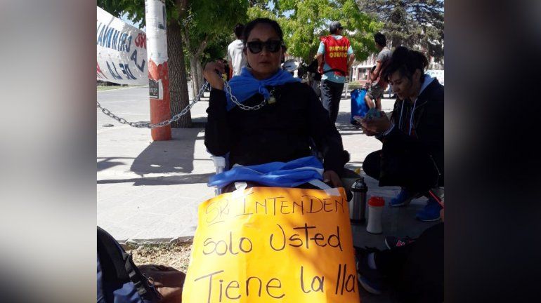 Despedidos de Zapala se encadenaron frente al municipio