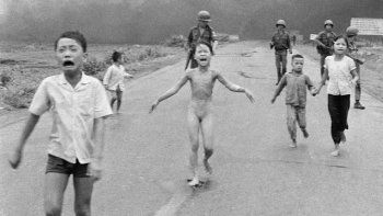 La niña del napalm, la foto que quitó Facebook en Noruega.