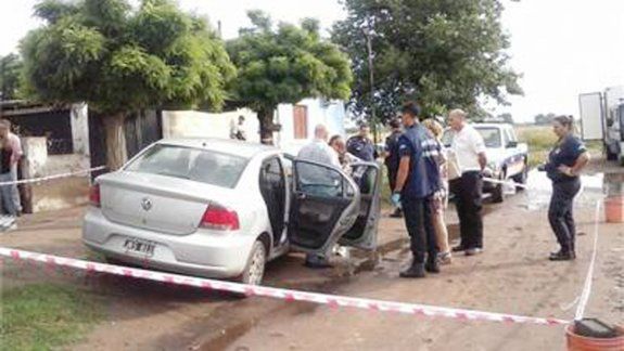 Efectivos policiales frente a la casa de la mujer que mató a su marido.