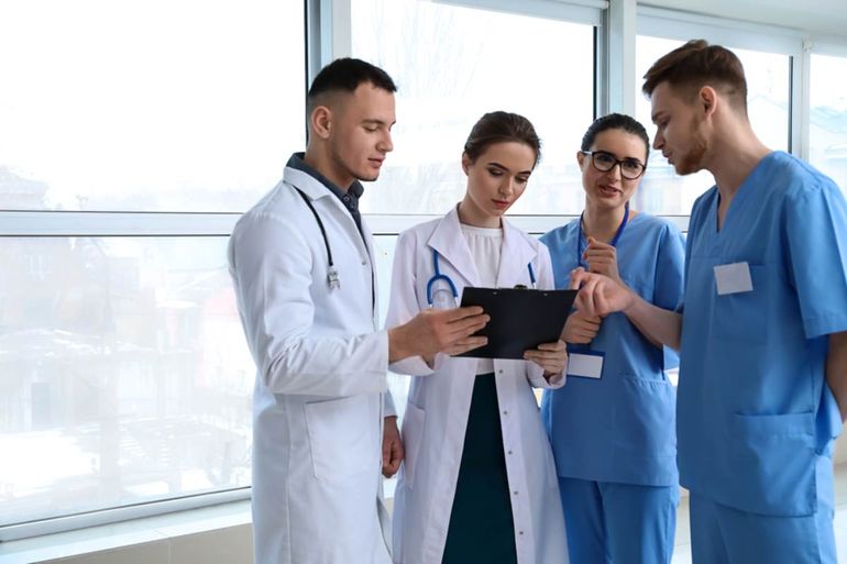En cambio en las residencias médicas implementado por el Ministerio de Salud de la Nación tiene como objetivo poner en valor la formación nacional.