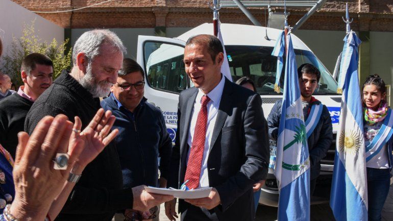 Gutiérrez entregó minibuses a tres escuelas técnicas