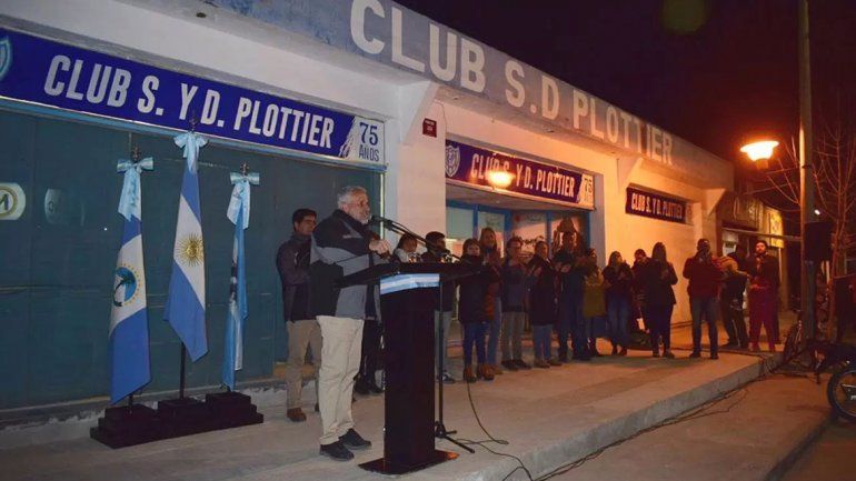 En Plottier construyeron veredas para no videntes en un club