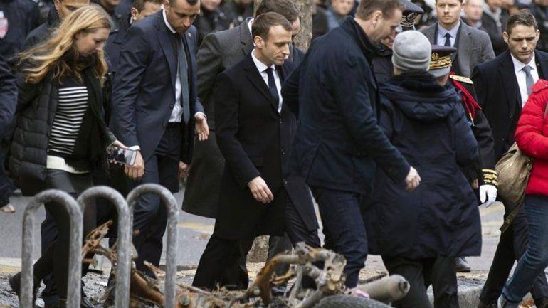 Apenas volvió del G20, Macron visitó el Arco del Triunfo