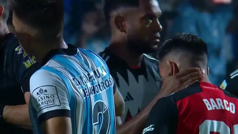 Miguel Borja y Esequiel Barco no se pusieron de acuerdo en el penal de River.