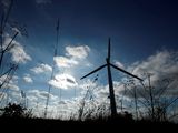 FOTO DE ARCHIVO: Un aerogenerador en el parque eólico y solar de Westmill, que es propiedad de la comunidad y apoya la energía renovable local, en Watchfield, cerca de Swindon, Reino Unido, 24 de