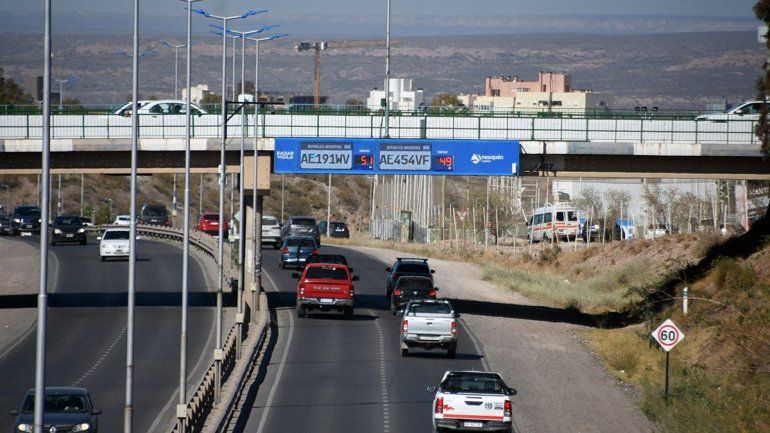 Los carteles que miden la velocidad en los accesos por ruta 7 en Neuquén