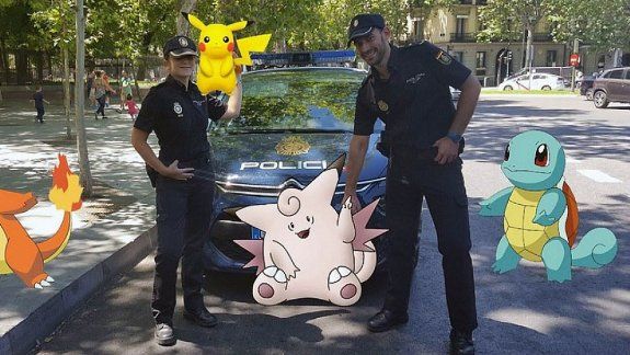 La Policía española lanzó una campaña con un curioso afiche callejero.