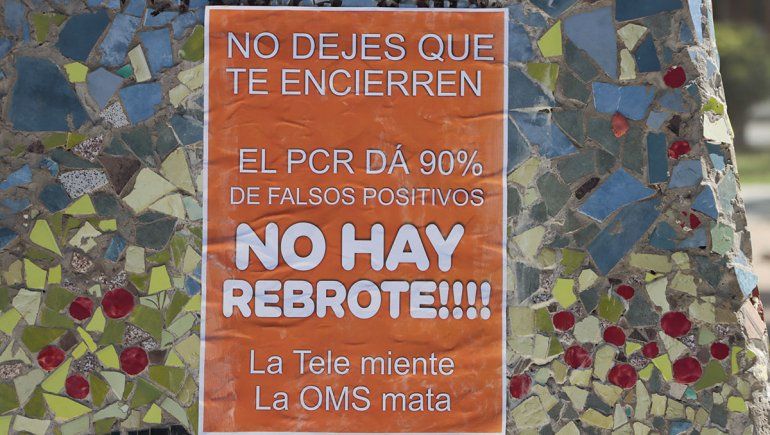 Una pegatina antivacuna despertó las alertas y la polémica