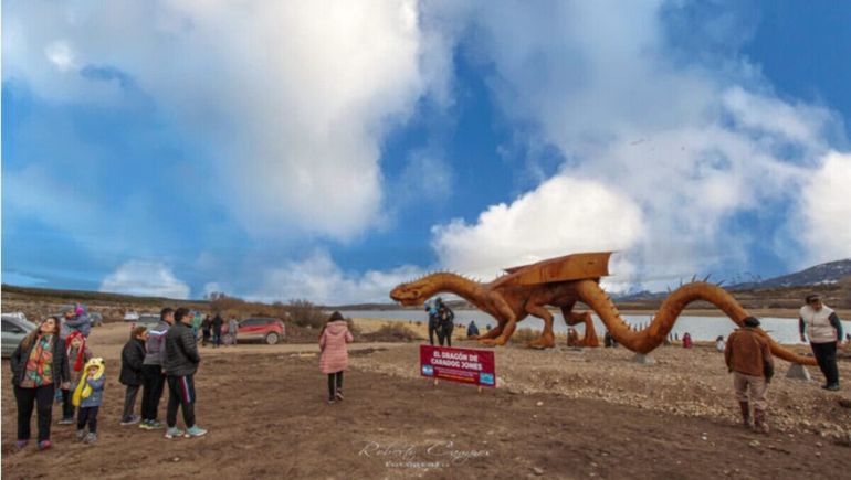 El convocante dragón celta es un homenaje al primer poblador galés de Laguna Carao, cerca de Esquel, en Chubut. El convocante dragón celta es un homenaje al primer poblador galés de Laguna Carao, cerca de Esquel, en Chubut. 