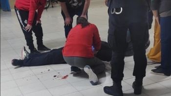Cuando la policía de Puerto Madryn llegó a la escuela, encontró a la víctima tirada en el SUM con una herida sangrante. Cuando la policía de Puerto Madryn llegó a la escuela, encontró a la víctima tirada en el SUM con una herida sangrante.