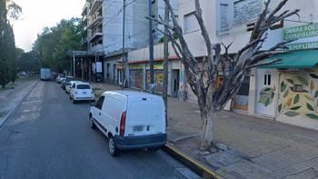 El robo ocurrió cuando la mujer estaba sola en su kiosco de La Plata. El robo ocurrió cuando la mujer estaba sola en su kiosco de La Plata.