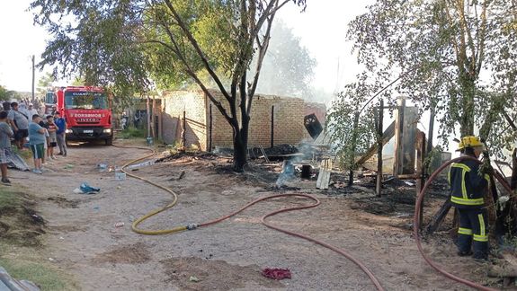 El incendio alcanzó a cuatro viviendas precarias del barrio Sapere.