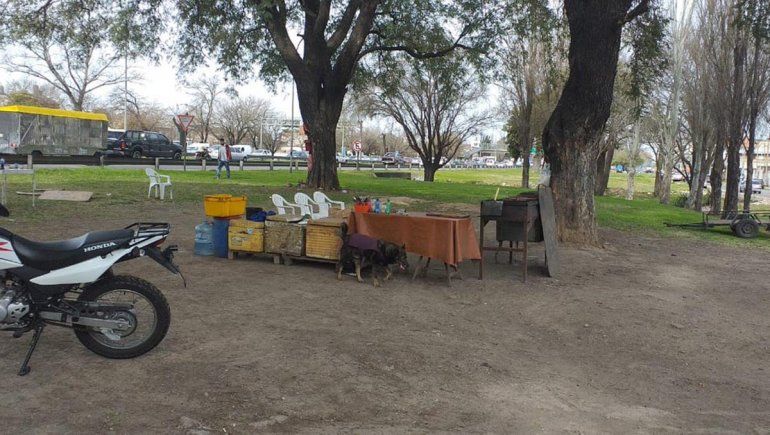 Asesinaron a balazos al dueño de una parrilla al paso