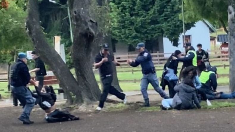 Grave denuncia sobre abuso policial en Villa La Angostura | LM Neuquen Grave denuncia sobre abuso policial en Villa La Angostura