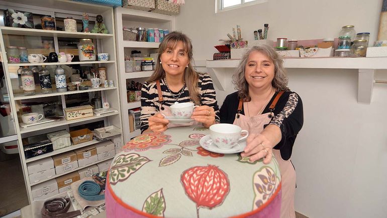 Las hermanas que hacen del tapizado y el ritual del té, un encuentro entre amigas