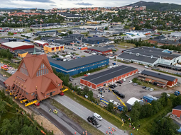 La iglesia de Kiruna, de 672,4 toneladas, es trasladada en agosto 2025 hacia su nuevo emplazamiento. La iglesia de Kiruna, de 672,4 toneladas, es trasladada en agosto 2025 hacia su nuevo emplazamiento.