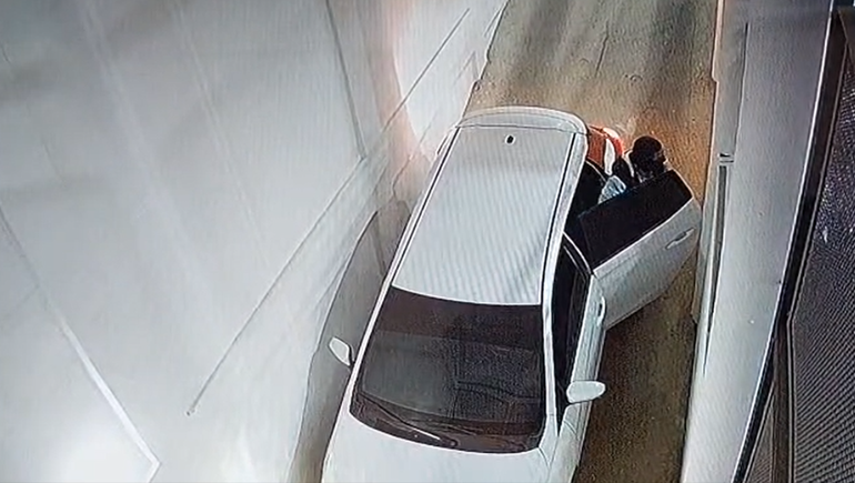 Los delincuentes que lograron cometer el robo de la moto se movilizaban en un Toyota Yaris blanco o gris.&nbsp;