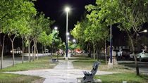 El recambio de luces led avanza en todos los espacios públicos de Centenario, pero tendrá un recupero por factura.