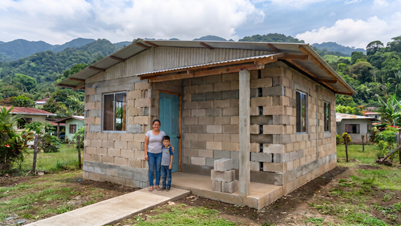 Cindy Mora trabajó como empleada doméstica y ahorró, hoy tiene su casa de plástico reciclado.