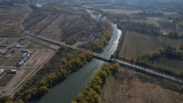 El río desde el drone de LMNeuquén.
