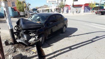 choco un semaforo, se fugo y lo buscan para que lo pague