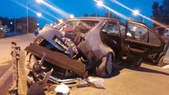 Así quedó el Volkswagen Bora tras impactar contra un poste en la ruta. Así quedó el Volkswagen Bora tras impactar contra un poste en la ruta.