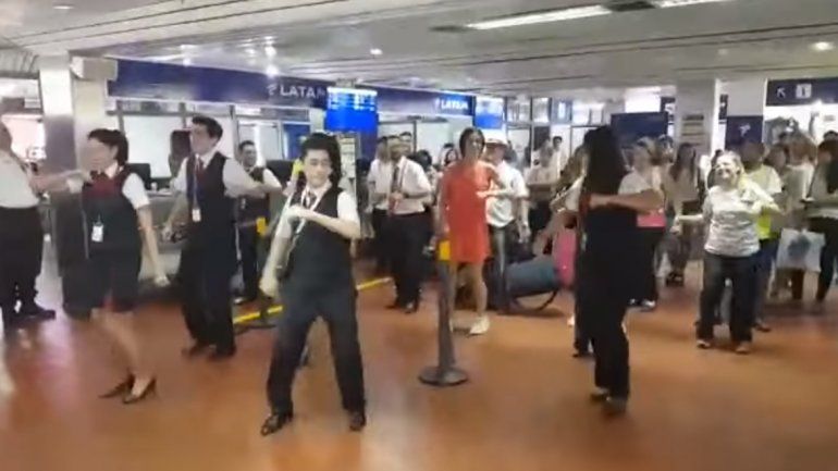Con zumba, un grupo de pasajeros fue sorprendido en el aeropuerto
