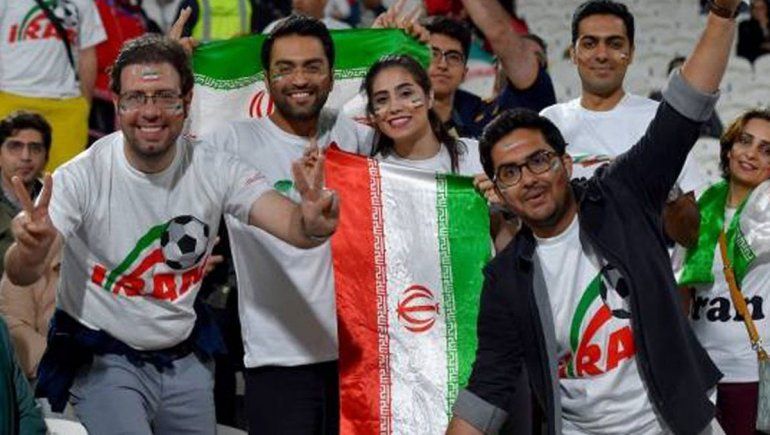 Irán: no la dejaron entrar a la cancha y se prendió fuego a lo bonzo
