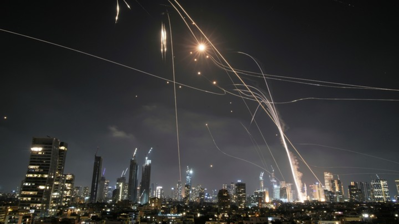 Miles de misiles caen sobre Tel Aviv y se activa el escudo de hierro