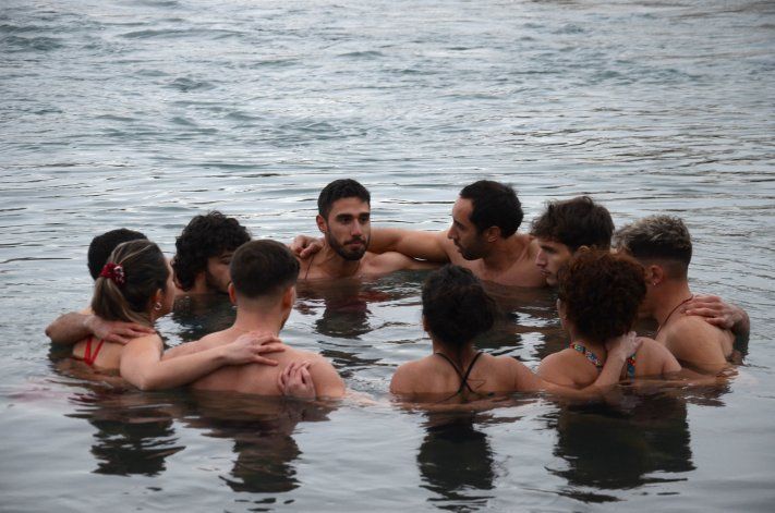 Qué hacían sumergidos en las aguas frías del río Limay
