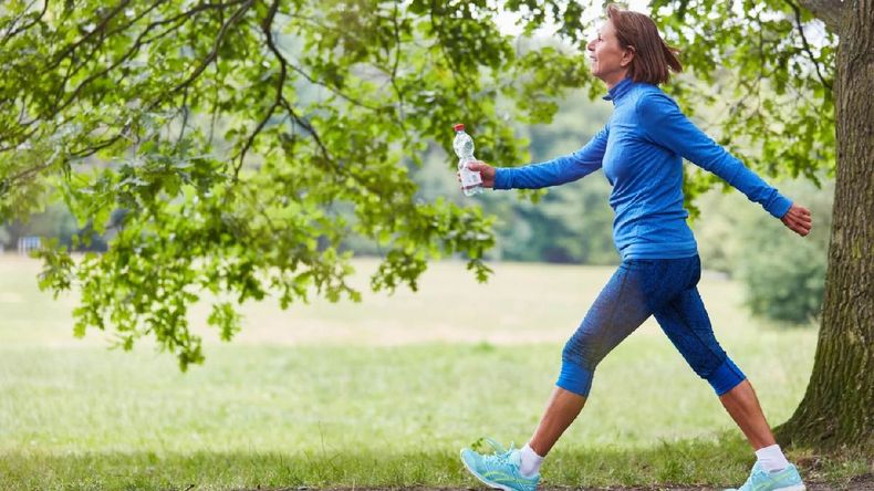 Esta caminata que se hizo viral en TikTok, potencia la salud mental al reducir el estrés y la ansiedad. | LM Neuquen Esta caminata que se hizo viral en TikTok, potencia la salud mental al reducir el estrés y la ansiedad.