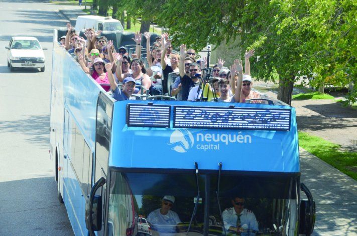 El bus turístico traslada a los interesados de forma gratuita por la ciudad.