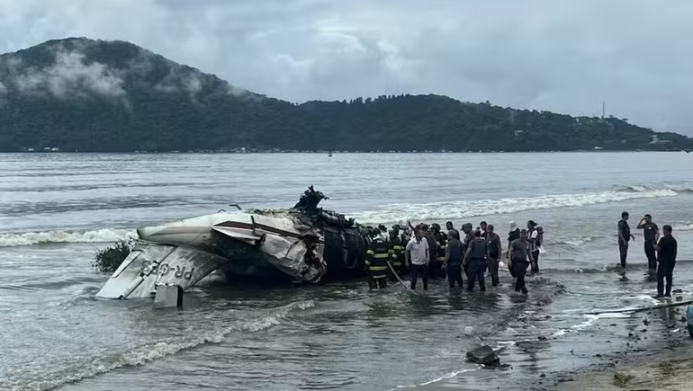 Un avión privado se estrelló en una playa de Brasil