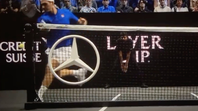 Federer y un golpe jamás visto en su despedida: ¿por dónde pasó la pelota?