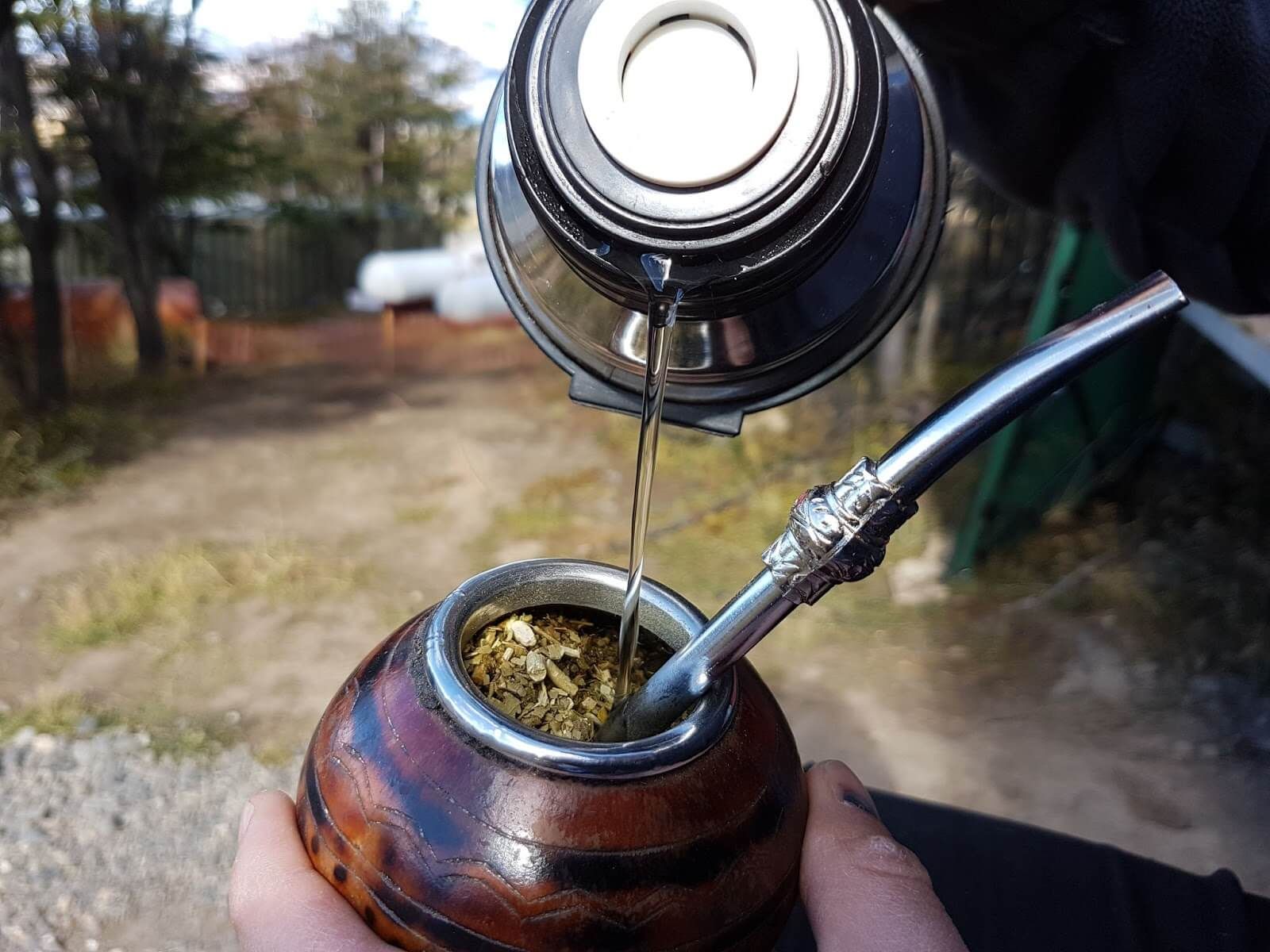 Increparon a un argentino por tomar mate en Inglaterra