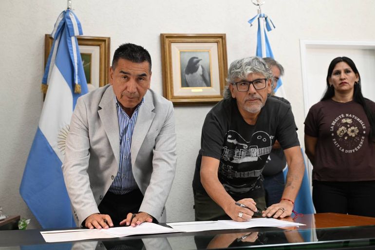 Rioseco y municipales de Cutral Co firmaron el acuerdo salarial para 2026